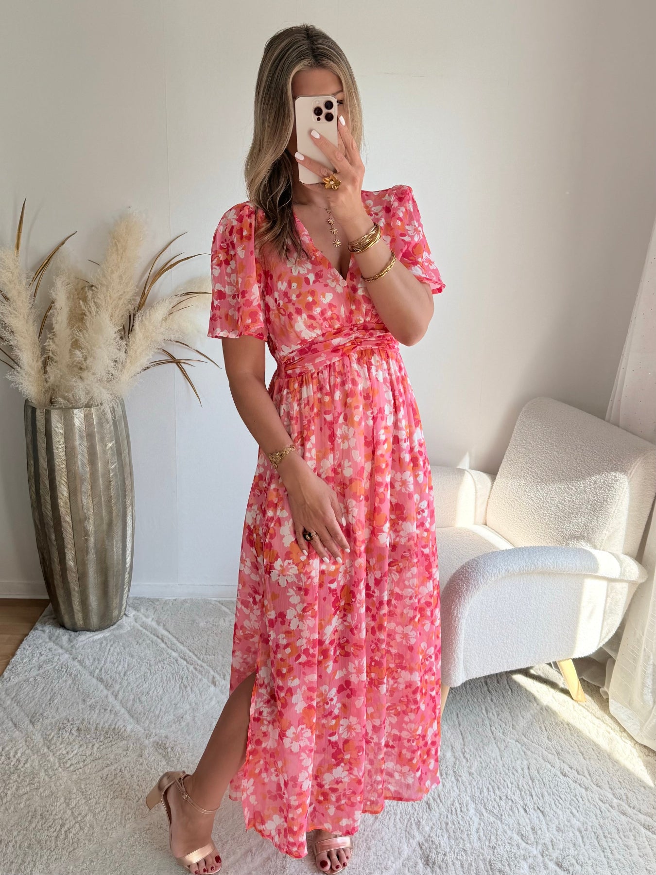 Robe longue Salma rose imprimée fleurie avec décolleté croisé et manches courtes fluides