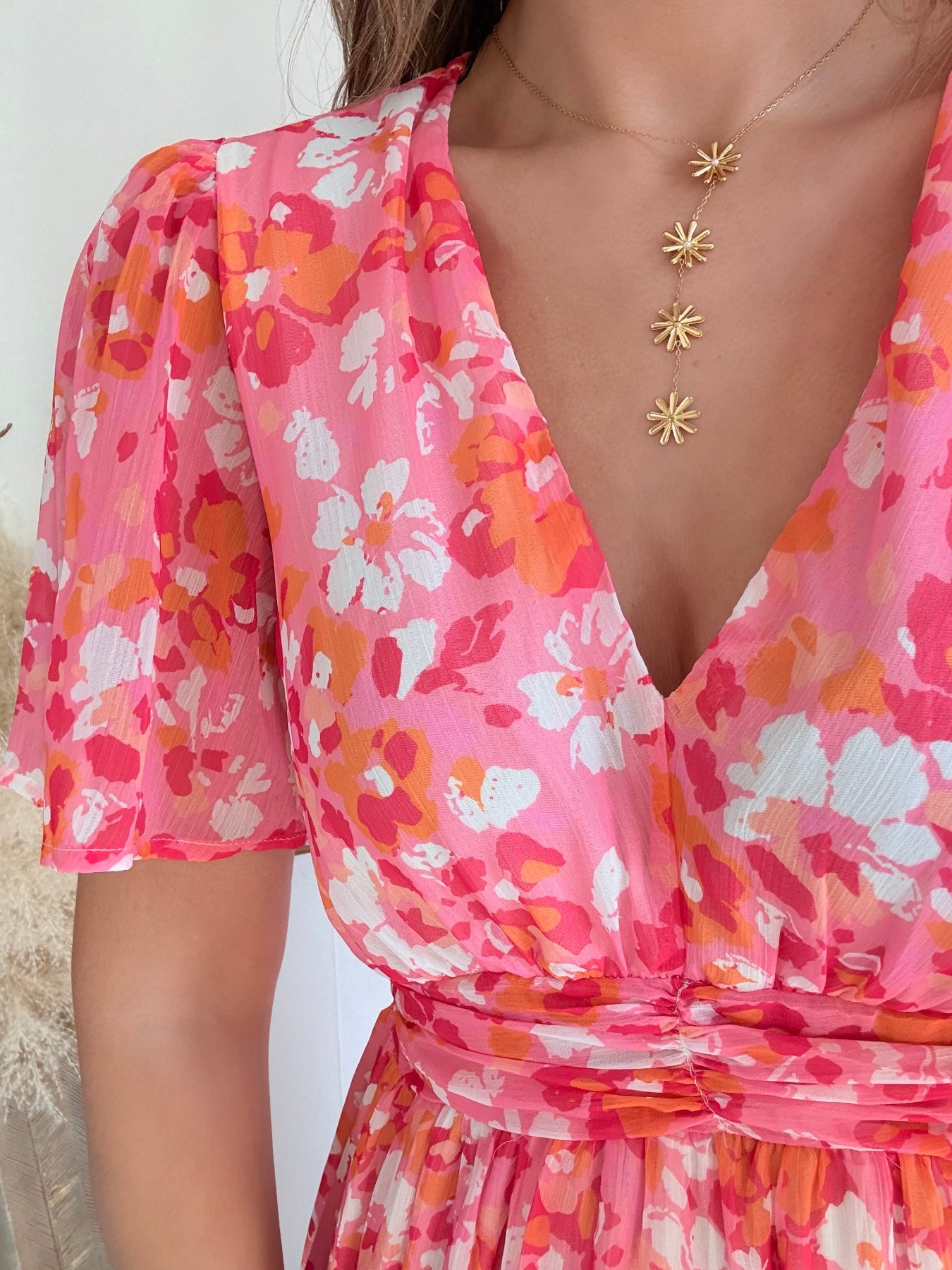 Robe longue Salma rose imprimée fleurie avec décolleté croisé et manches courtes fluides