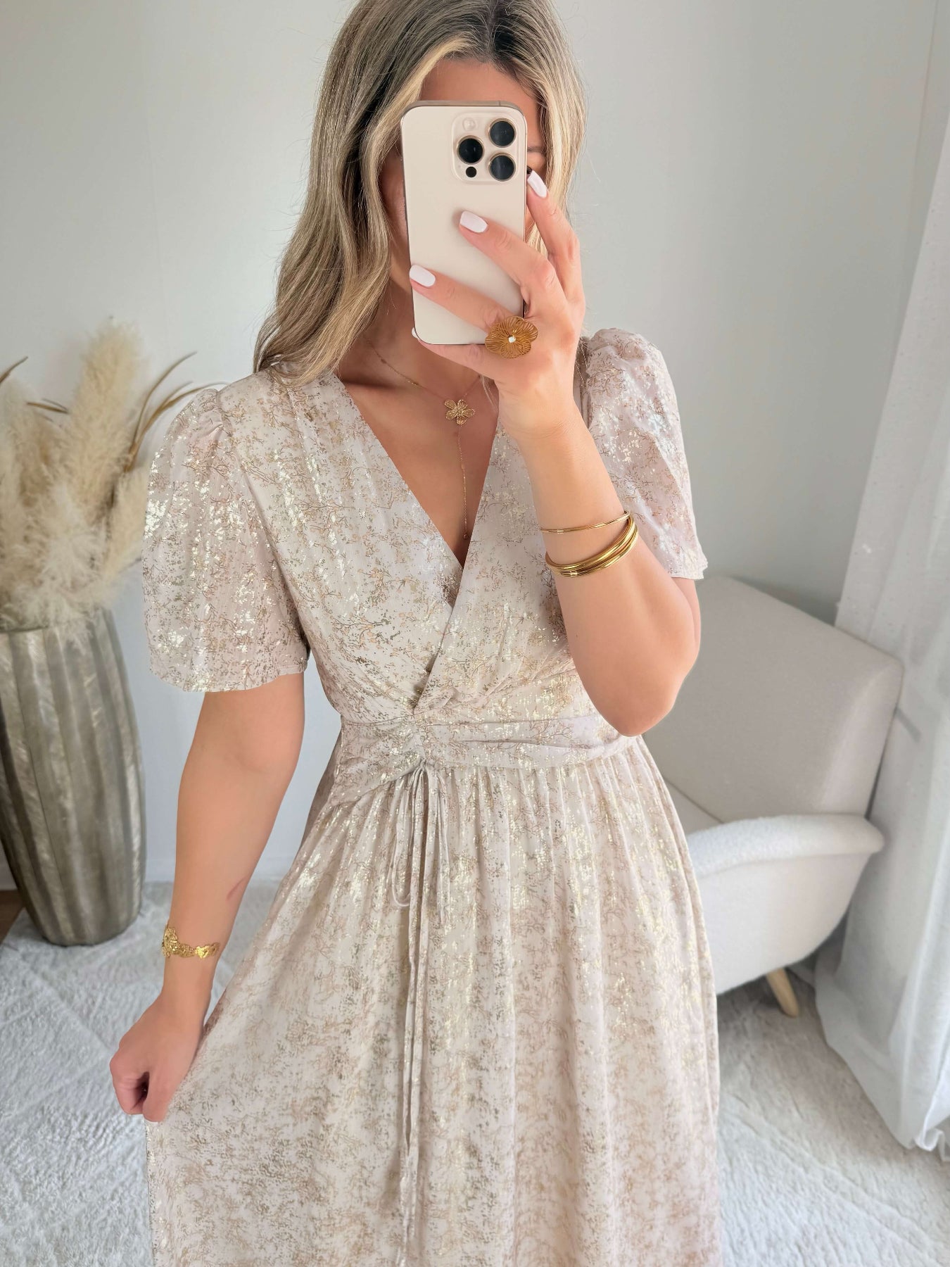 Robe Romy beige longue fluide à motifs métallisés dorés avec décolleté en V – robe élégante pour mariage et cérémonie du SM au 4XL