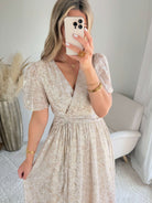 Robe Romy beige longue fluide à motifs métallisés dorés avec décolleté en V – robe élégante pour mariage et cérémonie du SM au 4XL