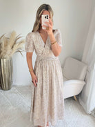 Robe Romy beige longue fluide à motifs métallisés dorés avec décolleté en V – robe élégante pour mariage et cérémonie du SM au 4XL