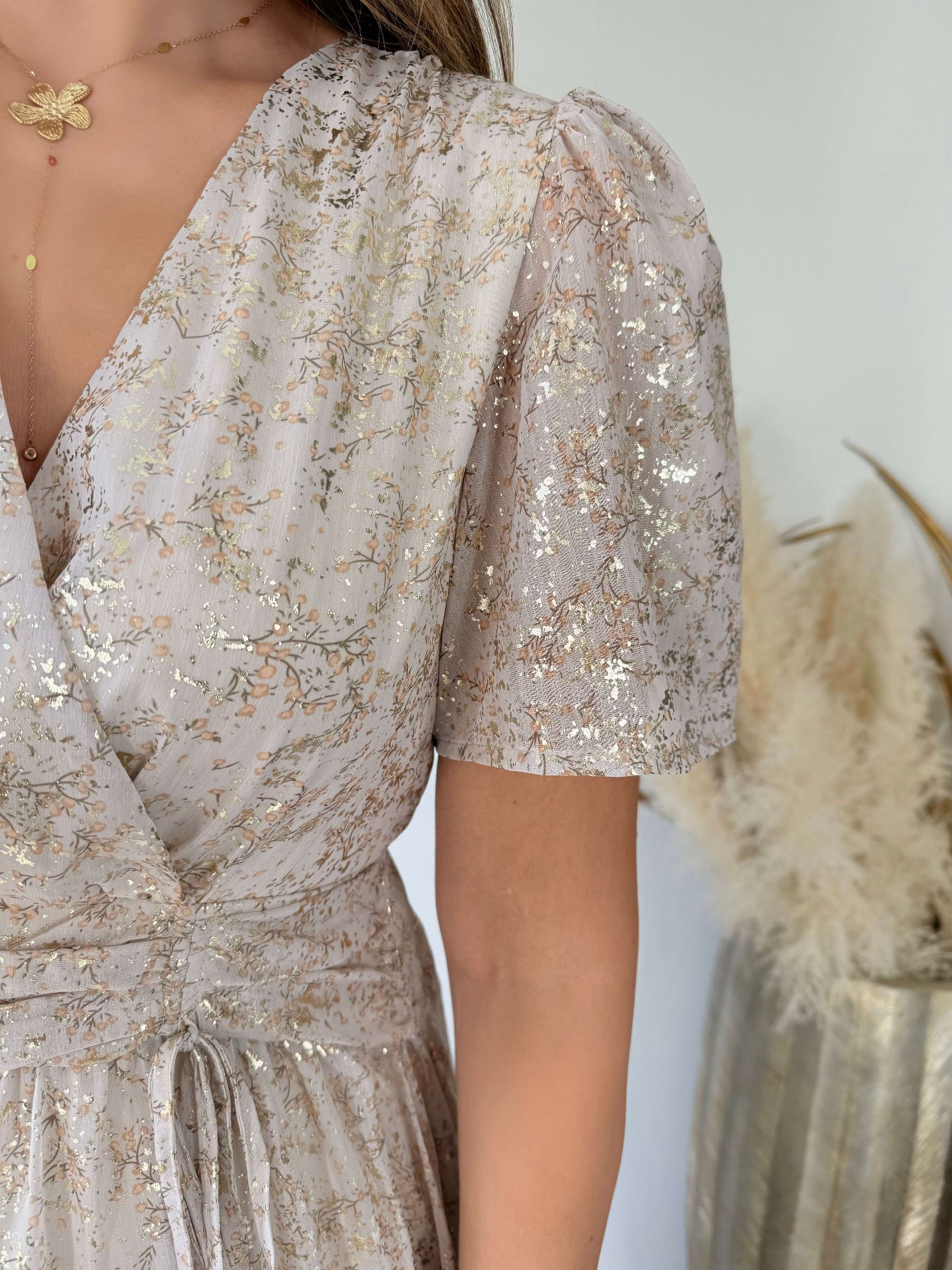 Robe Romy beige longue fluide à motifs métallisés dorés avec décolleté en V – robe élégante pour mariage et cérémonie du SM au 4XL