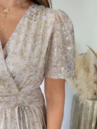 Robe Romy beige longue fluide à motifs métallisés dorés avec décolleté en V – robe élégante pour mariage et cérémonie du SM au 4XL