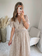 Robe Romy beige longue fluide à motifs métallisés dorés avec décolleté en V – robe élégante pour mariage et cérémonie du SM au 4XL