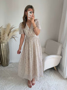 Robe Romy beige longue fluide à motifs métallisés dorés avec décolleté en V – robe élégante pour mariage et cérémonie du SM au 4XL