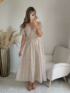 Robe Romy beige longue fluide à motifs métallisés dorés avec décolleté en V – robe élégante pour mariage et cérémonie du SM au 4XL