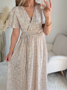 Robe Romy beige longue fluide à motifs métallisés dorés avec décolleté en V – robe élégante pour mariage et cérémonie du SM au 4XL
