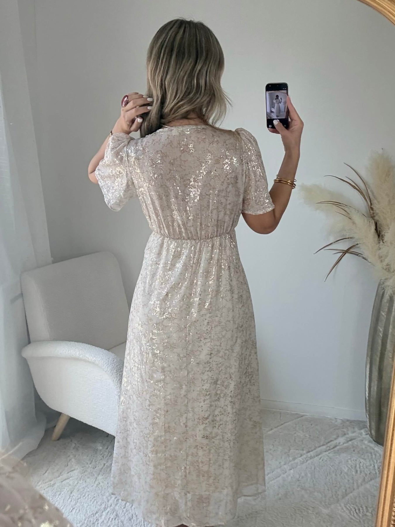 Robe Romy beige longue fluide à motifs métallisés dorés avec décolleté en V – robe élégante pour mariage et cérémonie du SM au 4XL