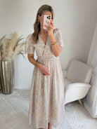 Robe Romy beige longue fluide à motifs métallisés dorés avec décolleté en V – robe élégante pour mariage et cérémonie du SM au 4XL