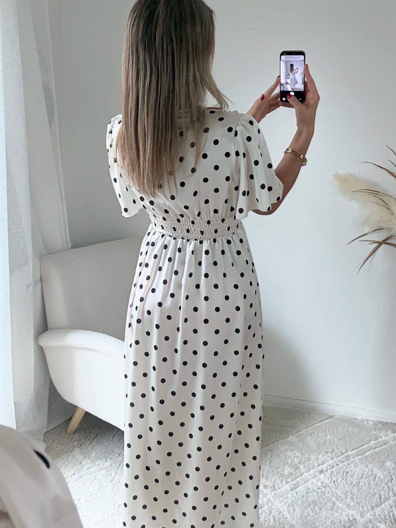 Robe longue écrue à pois noirs Charlotte avec décolleté cache-cœur et coupe fluide élégante