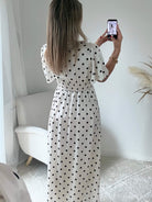 Robe longue écrue à pois noirs Charlotte avec décolleté cache-cœur et coupe fluide élégante