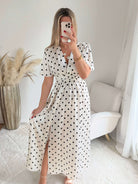 Robe longue écrue à pois noirs Charlotte avec décolleté cache-cœur et coupe fluide élégante