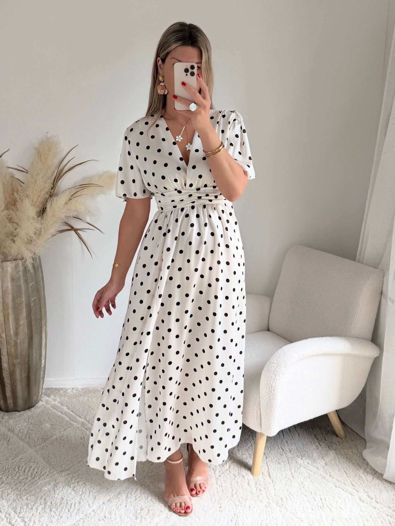 Robe longue écrue à pois noirs Charlotte avec décolleté cache-cœur et coupe fluide élégante