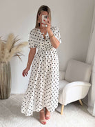 Robe longue écrue à pois noirs Charlotte avec décolleté cache-cœur et coupe fluide élégante