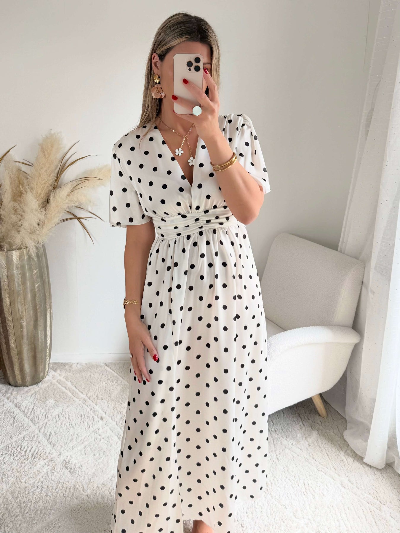 Robe longue écrue à pois noirs Charlotte avec décolleté cache-cœur et coupe fluide élégante