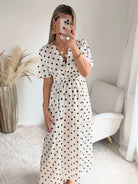 Robe longue écrue à pois noirs Charlotte avec décolleté cache-cœur et coupe fluide élégante