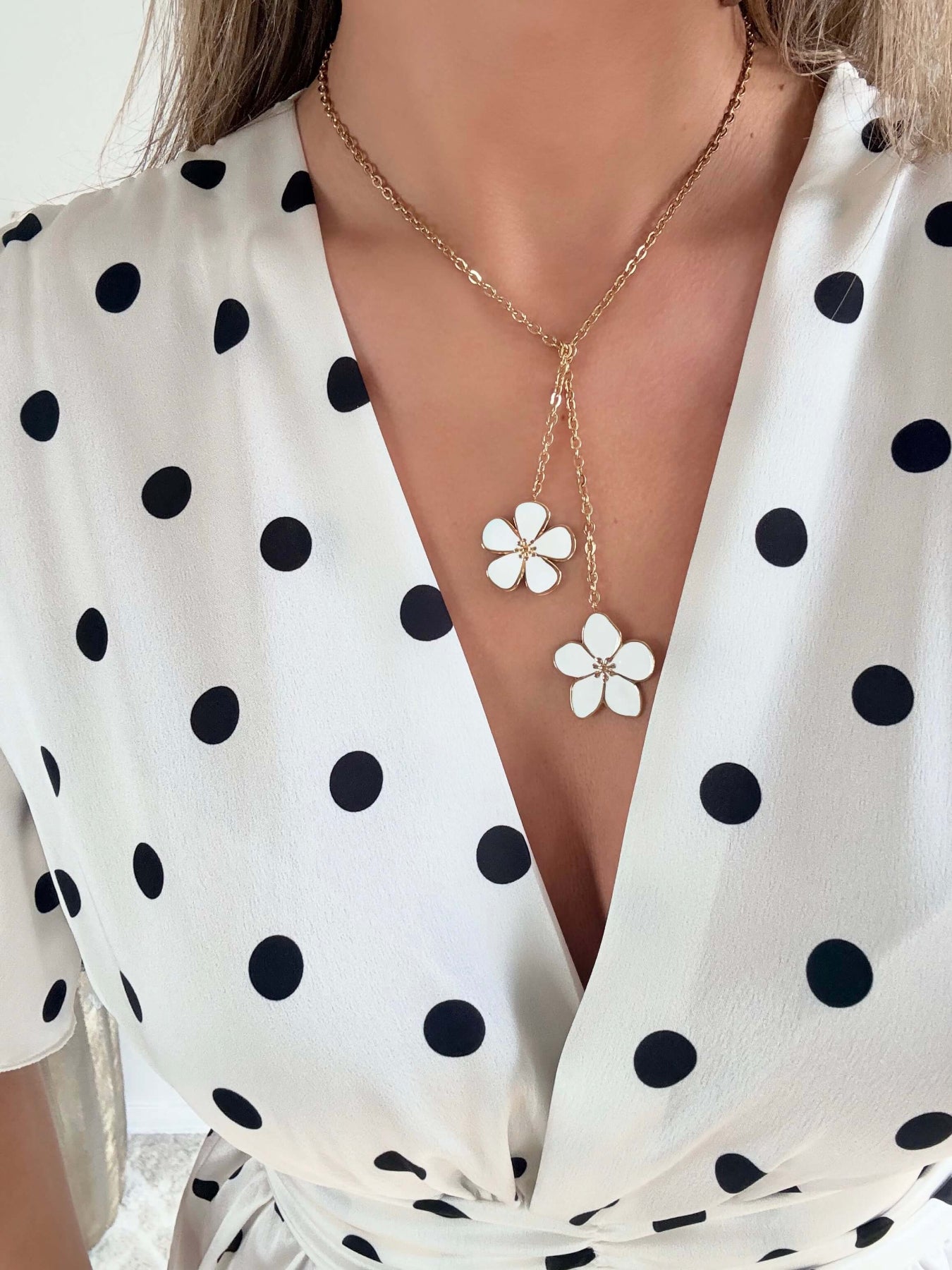 Robe longue écrue à pois noirs Charlotte avec décolleté cache-cœur et coupe fluide élégante