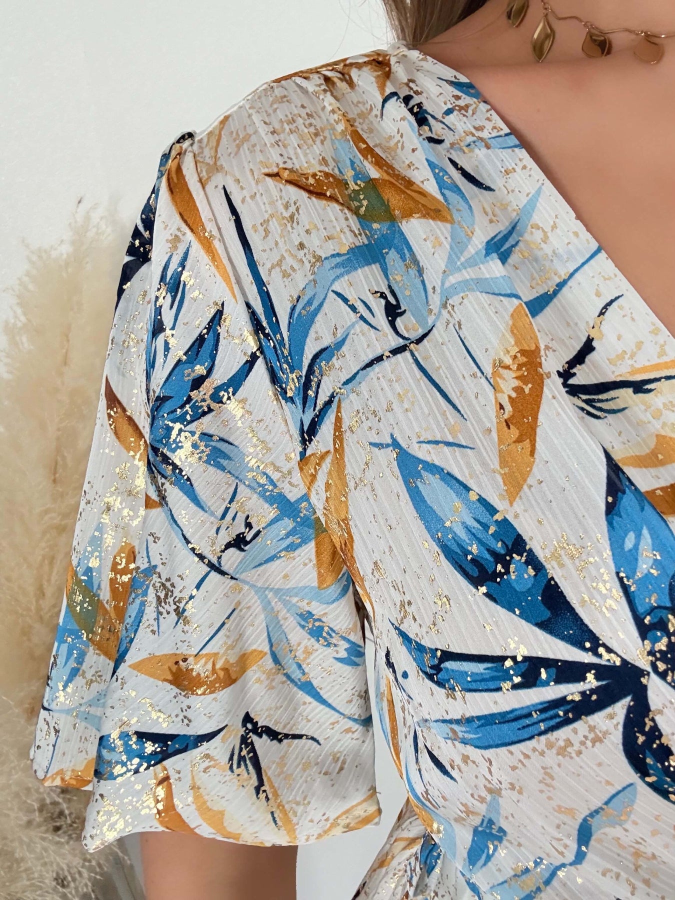 Robe longue fendue Melina bleu et doré imprimé feuillage portée modèle du 36 au 50 - Easy Dressing