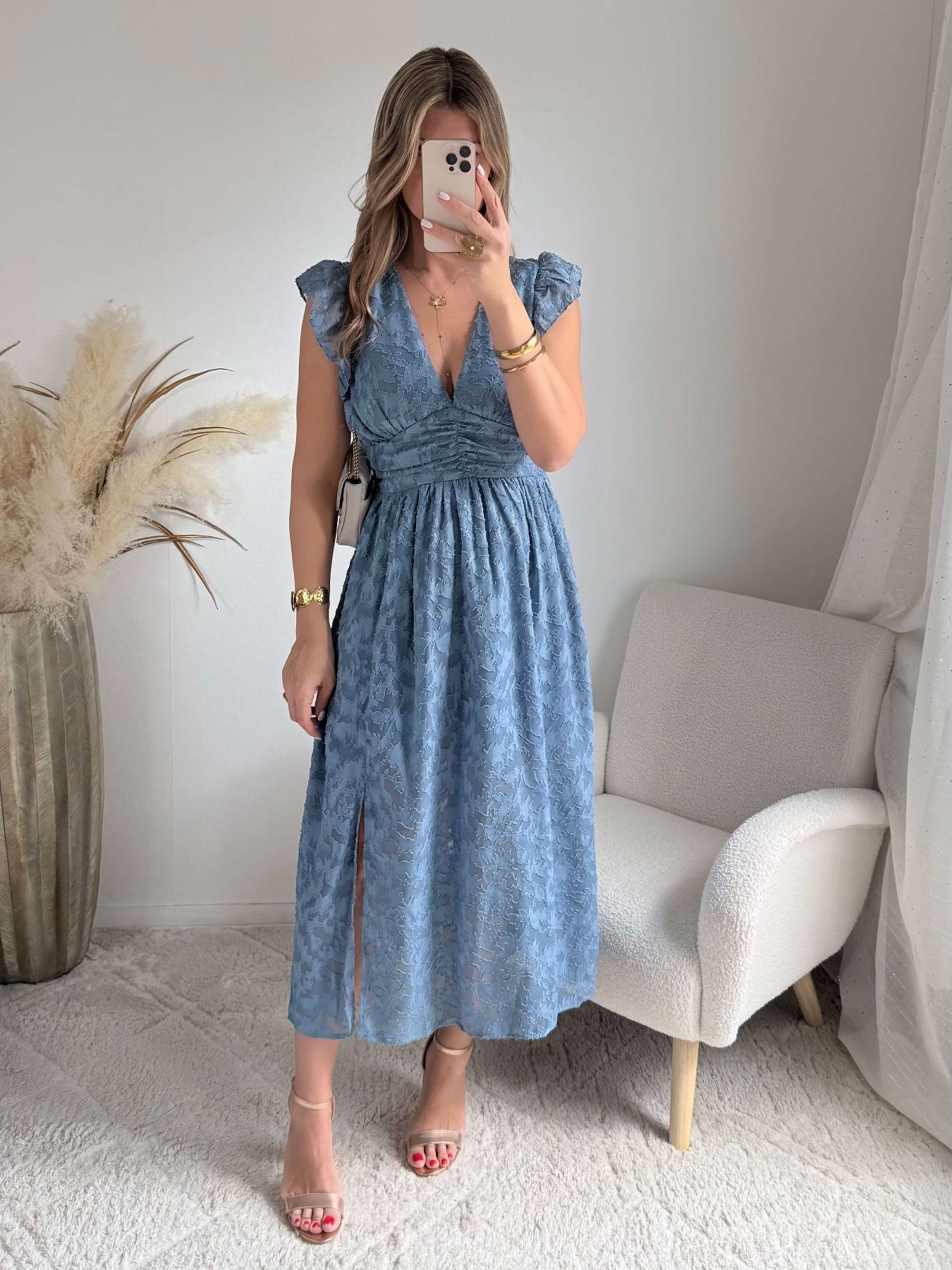 Robe longue bleu poudré effet dentelle Perla avec manches volantées et décolleté cache-cœur, idéale pour cérémonie