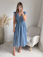Robe longue bleu poudré effet dentelle Perla avec manches volantées et décolleté cache-cœur, idéale pour cérémonie