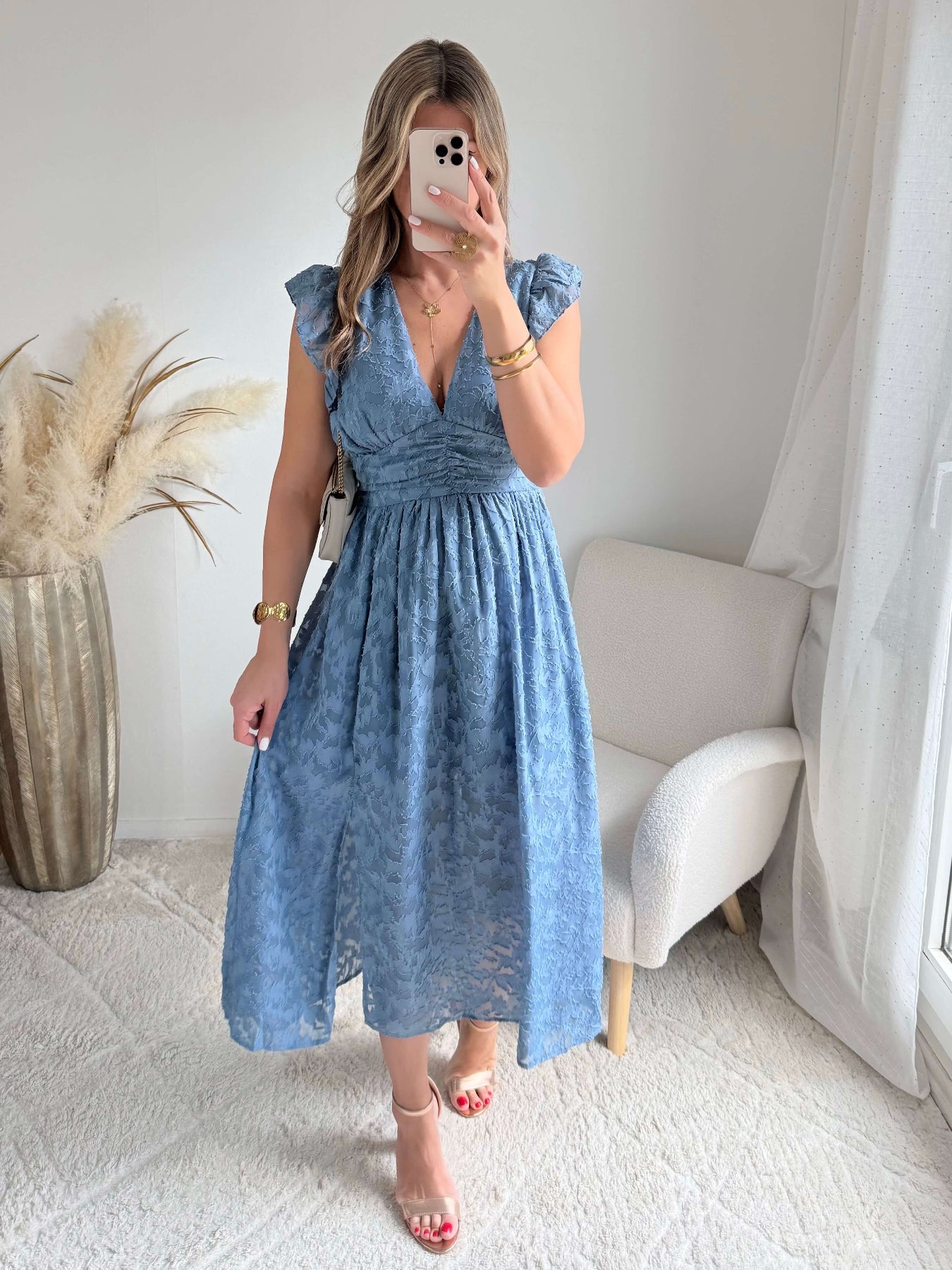 Robe longue bleu poudré effet dentelle Perla avec manches volantées et décolleté cache-cœur, idéale pour cérémonie