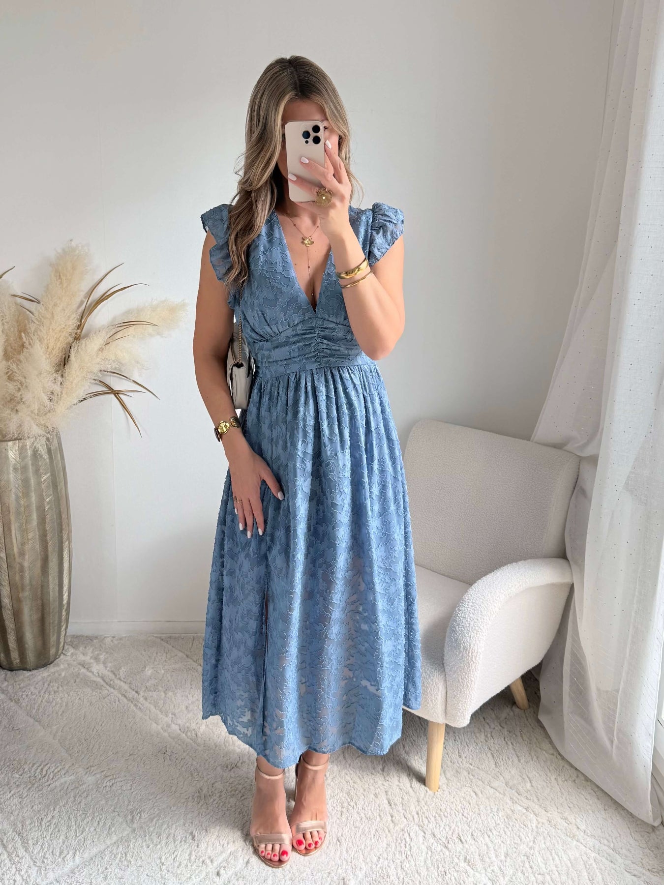 Robe longue bleu poudré effet dentelle Perla avec manches volantées et décolleté cache-cœur, idéale pour cérémonie