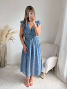 Robe longue bleu poudré effet dentelle Perla avec manches volantées et décolleté cache-cœur, idéale pour cérémonie