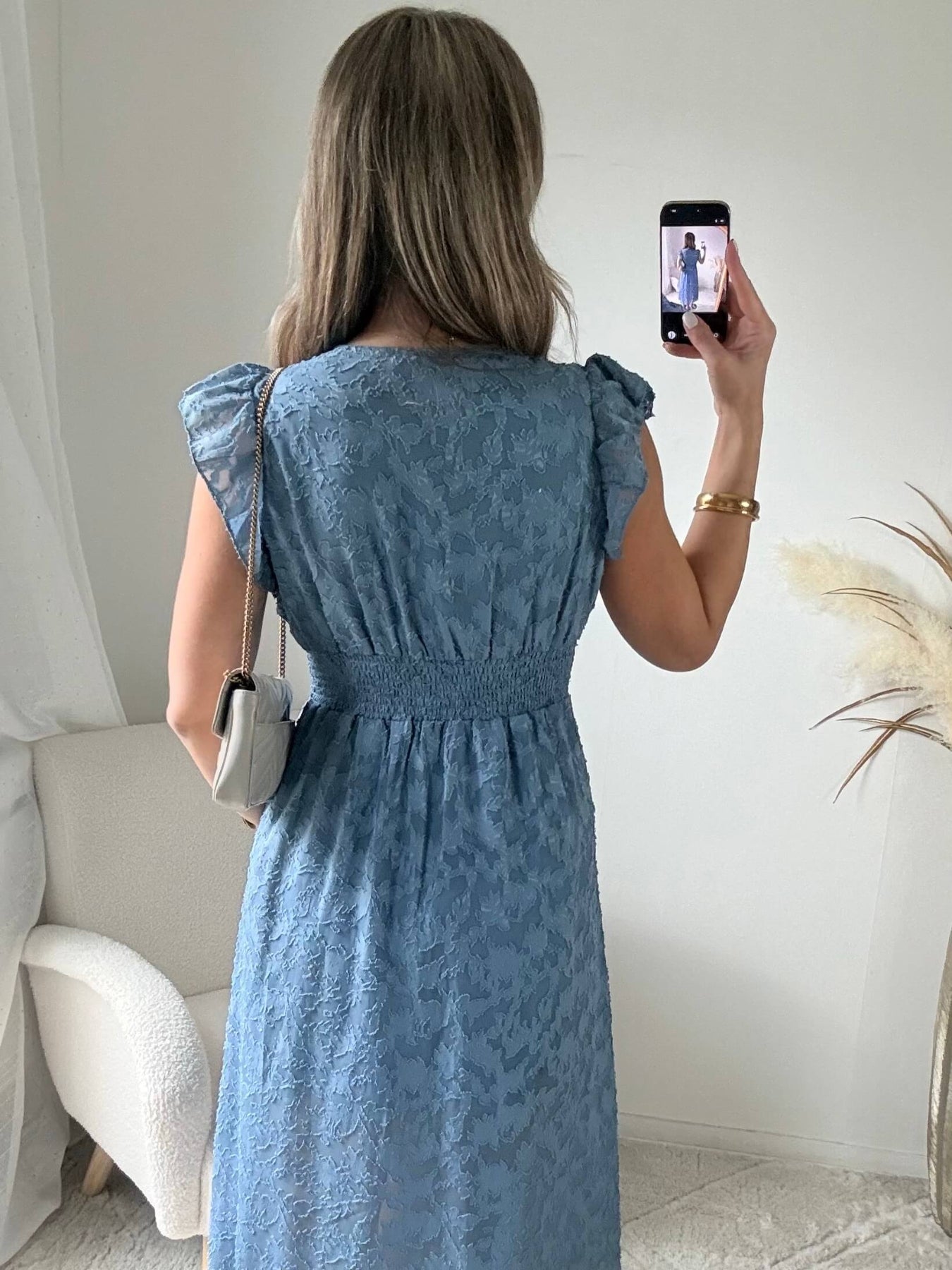 Robe longue bleu poudré effet dentelle Perla avec manches volantées et décolleté cache-cœur, idéale pour cérémonie