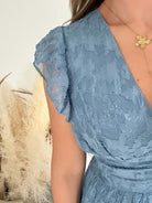 Robe longue bleu poudré effet dentelle Perla avec manches volantées et décolleté cache-cœur, idéale pour cérémonie
