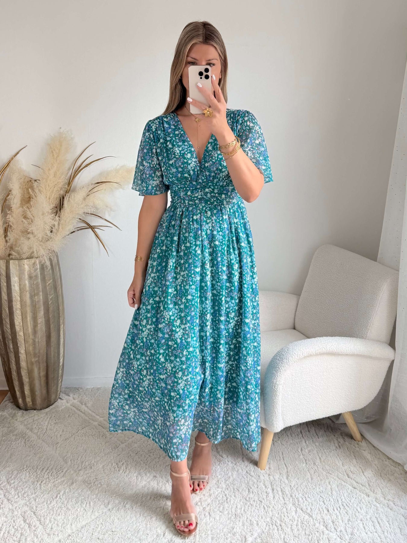 Robe longue Laure imprimée bleu vert, coupe fluide avec décolleté en V et manches courtes.