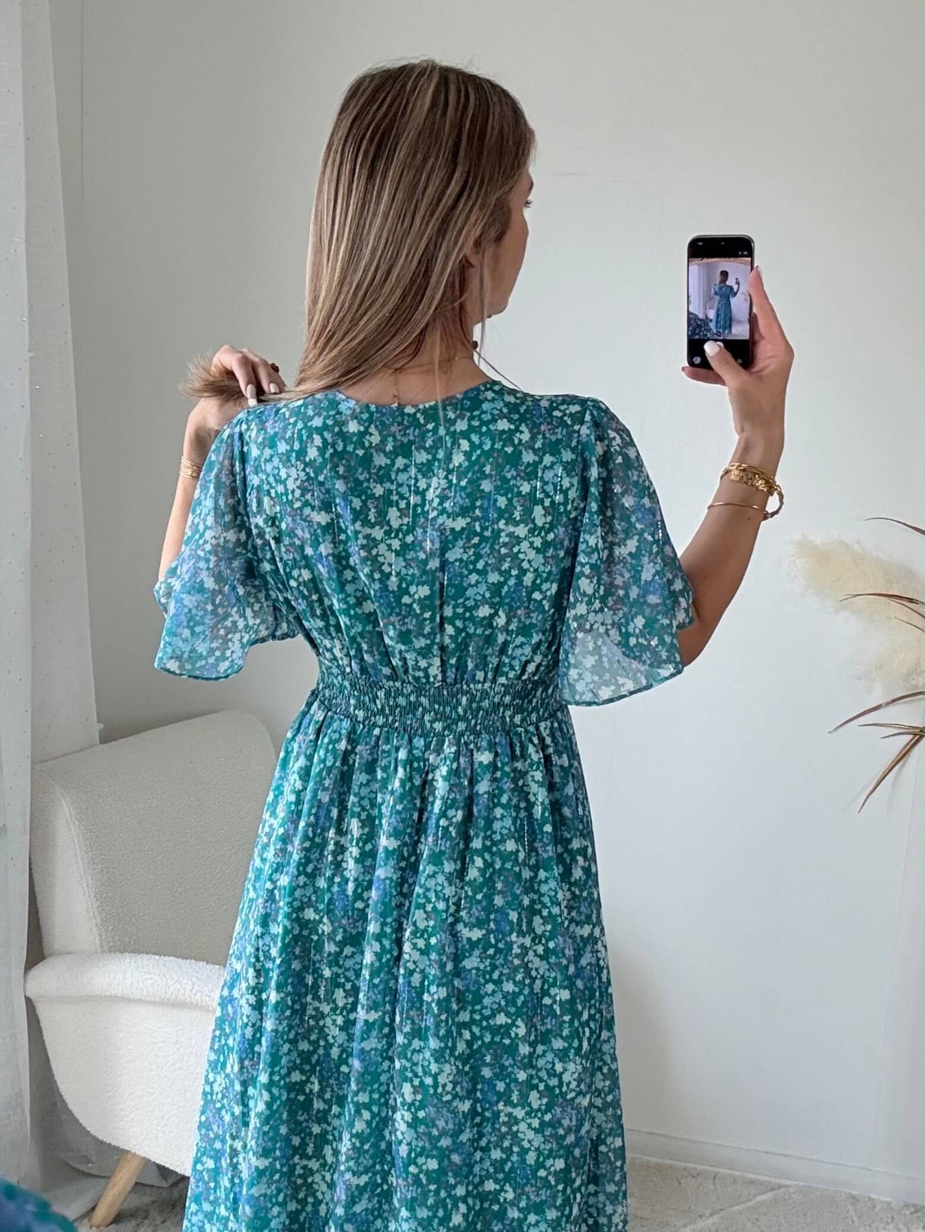 Robe longue Laure imprimée bleu vert, coupe fluide avec décolleté en V et manches courtes.