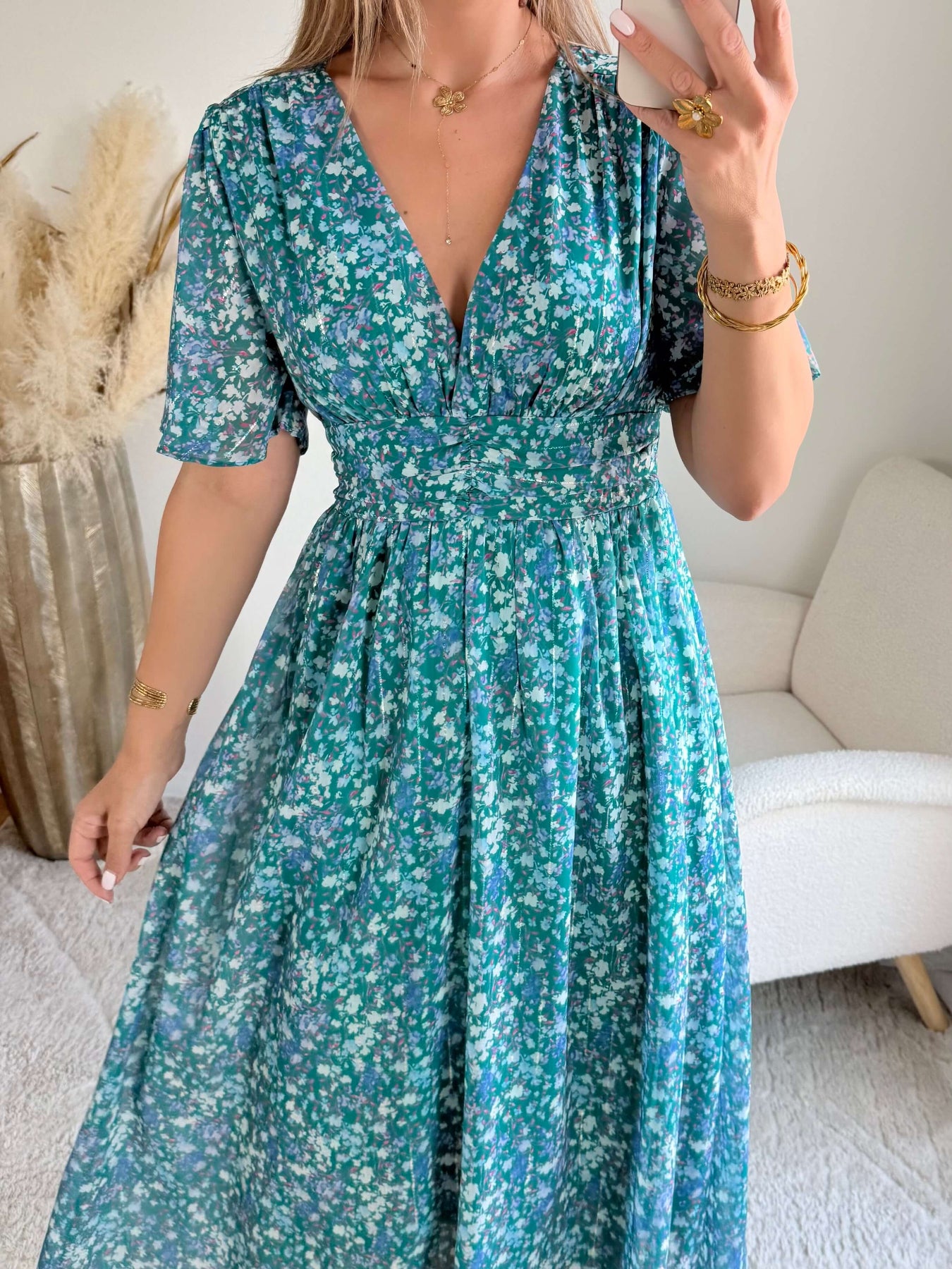 Robe longue Laure imprimée bleu vert, coupe fluide avec décolleté en V et manches courtes.