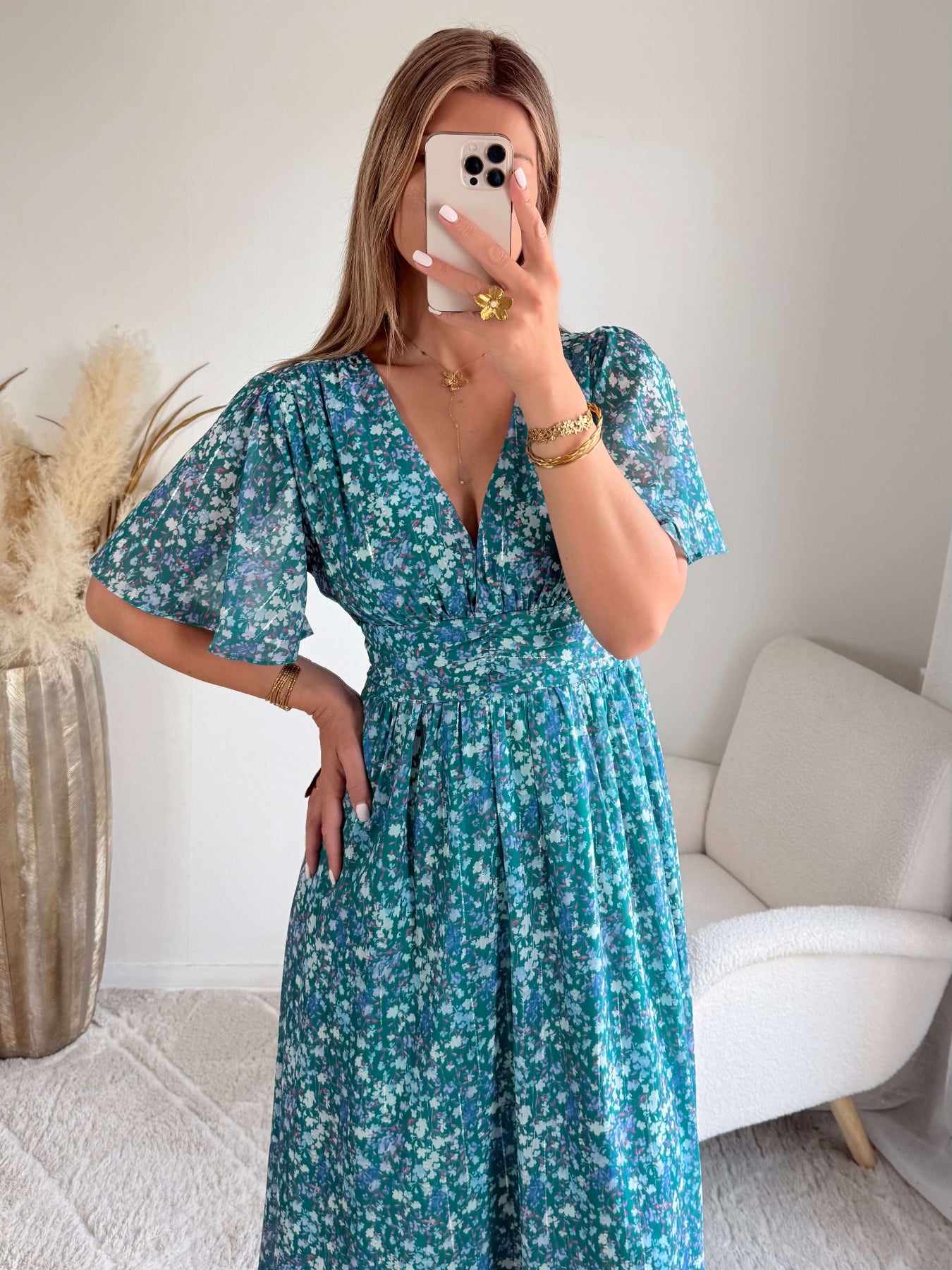 Robe longue Laure imprimée bleu vert, coupe fluide avec décolleté en V et manches courtes.