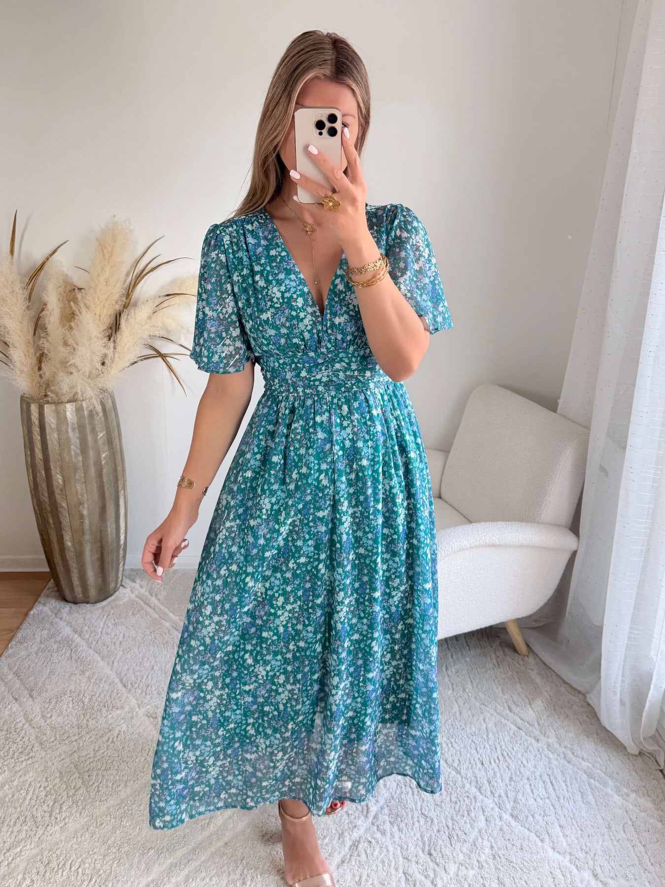 Robe longue Laure imprimée bleu vert, coupe fluide avec décolleté en V et manches courtes.