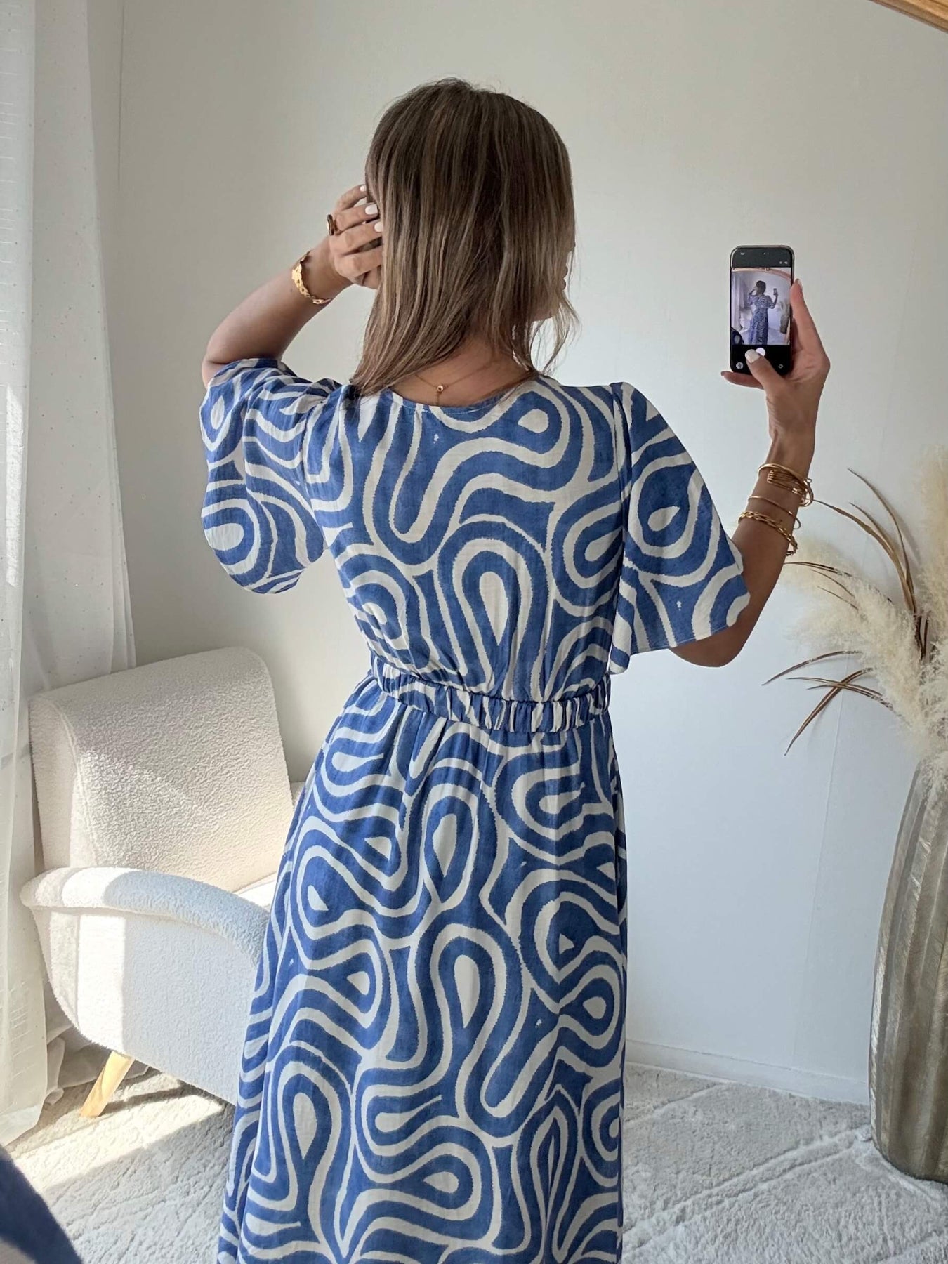 Robe longue bleue imprimé graphique fendue femme avec manches courtes et taille marquée