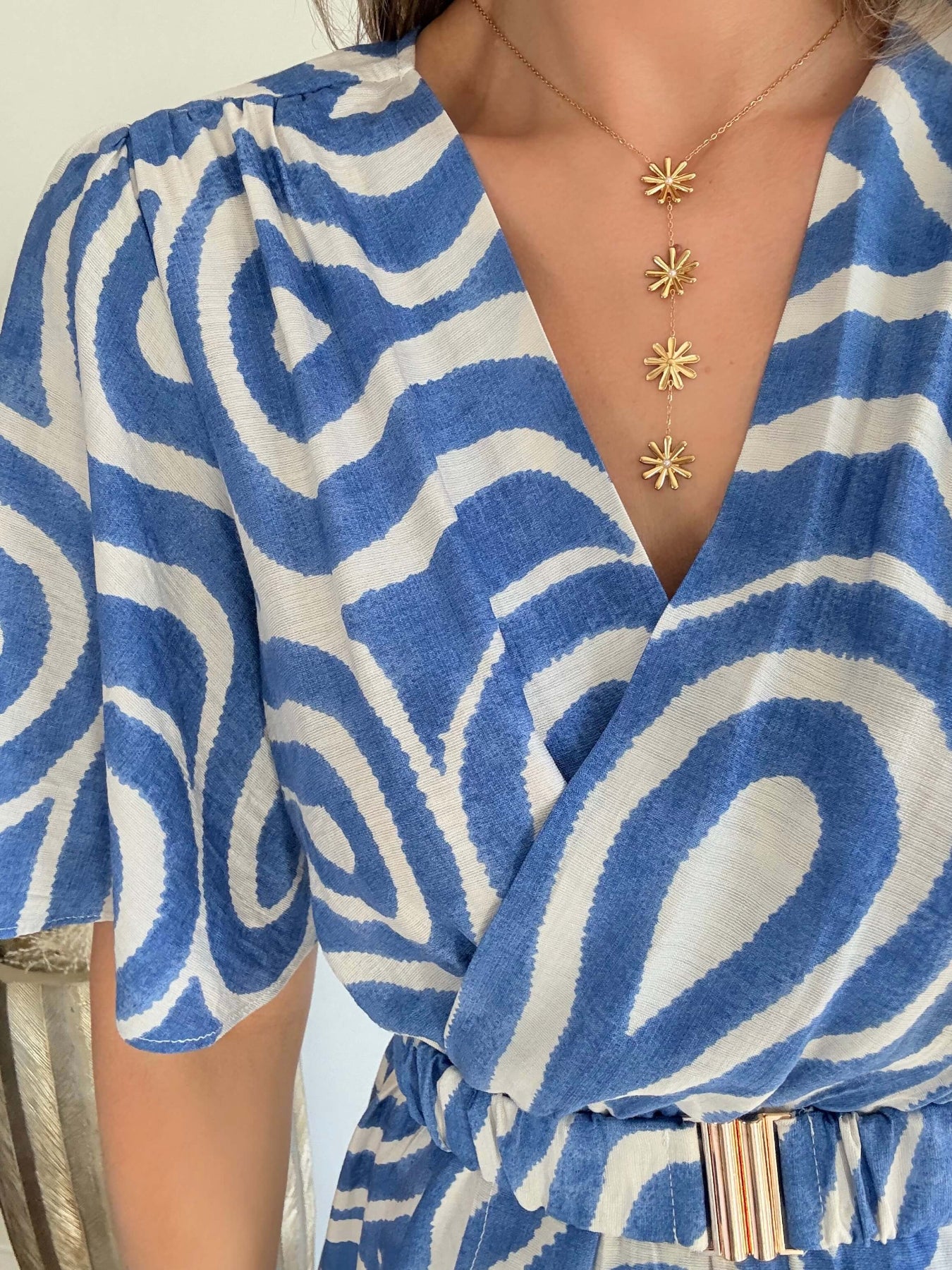 Robe longue bleue imprimé graphique fendue femme avec manches courtes et taille marquée