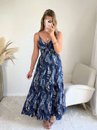 Robe Juliette bleu nuit imprimé cachemire blanc, longue et fluide, avec bretelles fines et décolleté en V