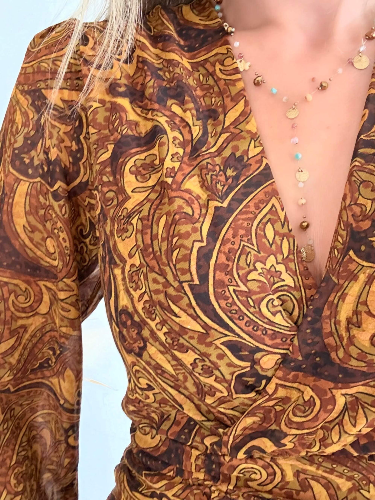 Femme portant une robe chic bohème du S au 4XL