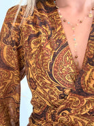 Femme portant une robe chic bohème du S au 4XL