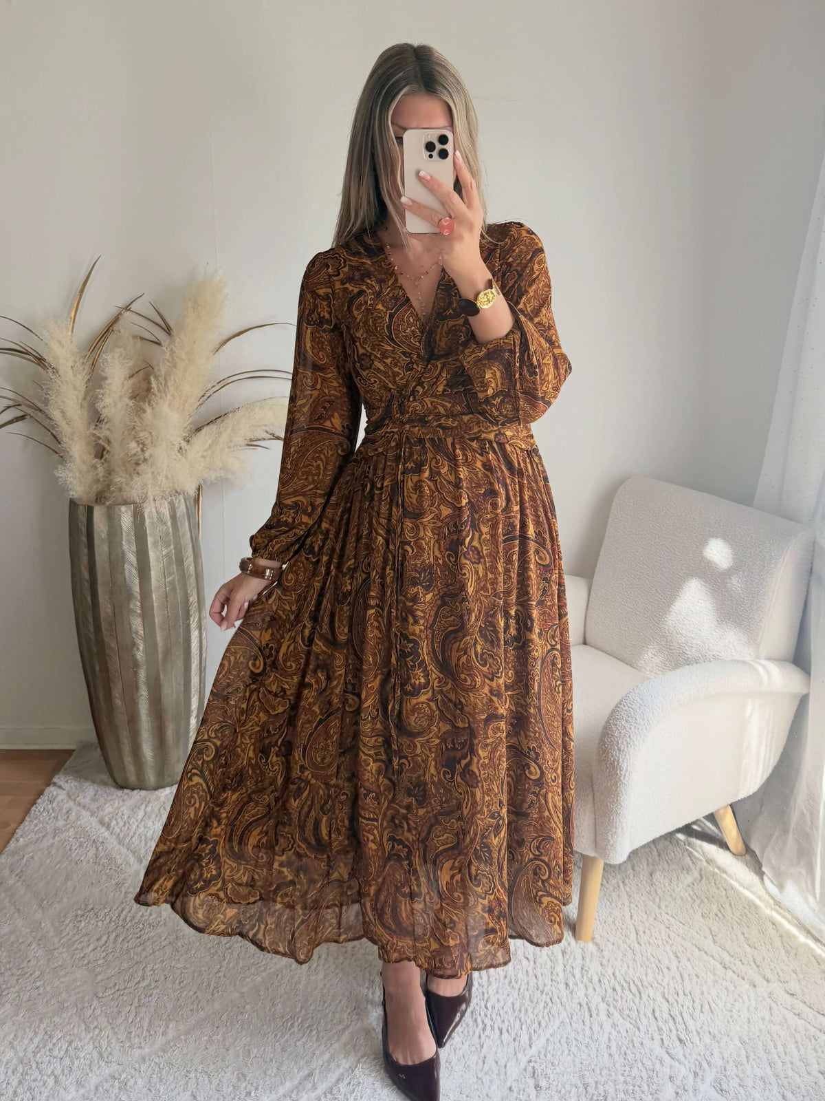 Femme portant une robe chic bohème du S au 4XL
