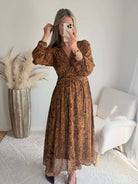 Femme portant une robe chic bohème du S au 4XL