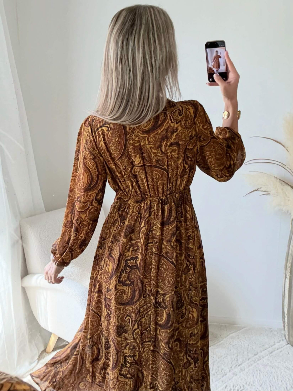 Femme portant une robe chic bohème du S au 4XL