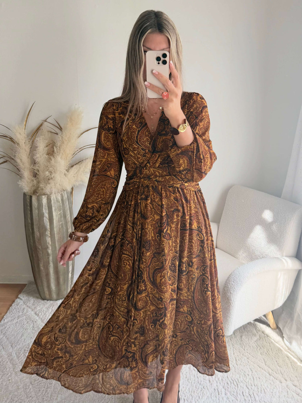 Femme portant une robe chic bohème du S au 4XL