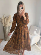 Femme portant une robe chic bohème du S au 4XL