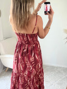 Robe Juliette bordeaux imprimé cachemire blanc, longue et fluide, avec bretelles fines et décolleté en V
