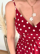 Robe longue Juliette bordeaux à pois blancs, décolleté en V, fines bretelles réglables et coupe fluide évasée.