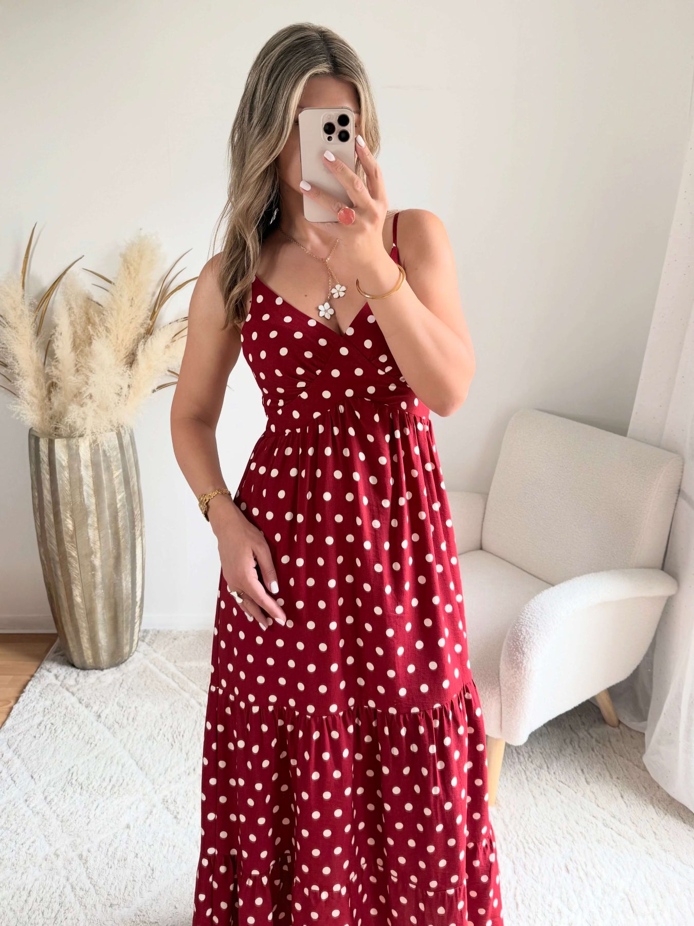 Robe longue Juliette bordeaux à pois blancs, décolleté en V, fines bretelles réglables et coupe fluide évasée.