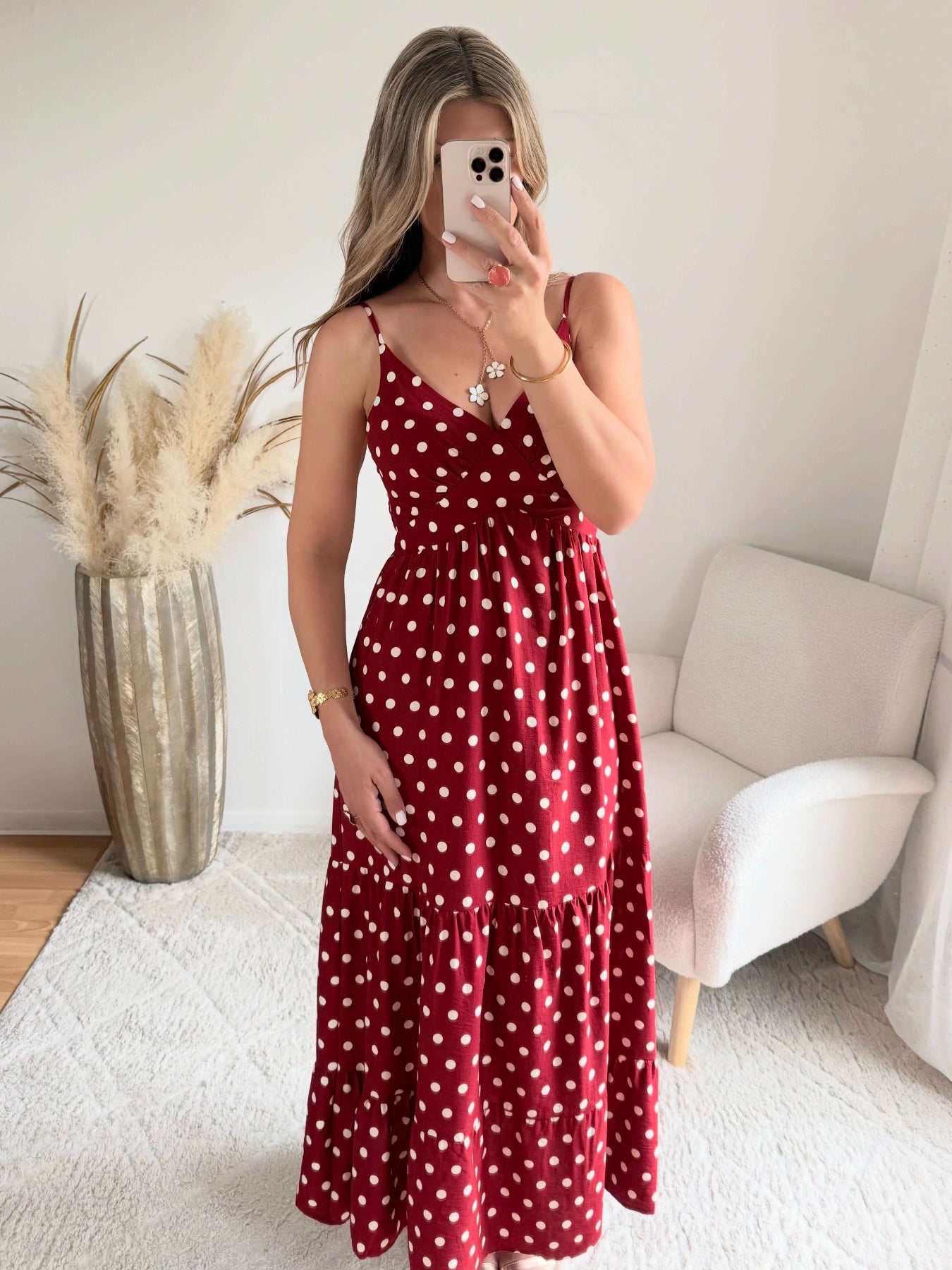 Robe longue Juliette bordeaux à pois blancs, décolleté en V, fines bretelles réglables et coupe fluide évasée.