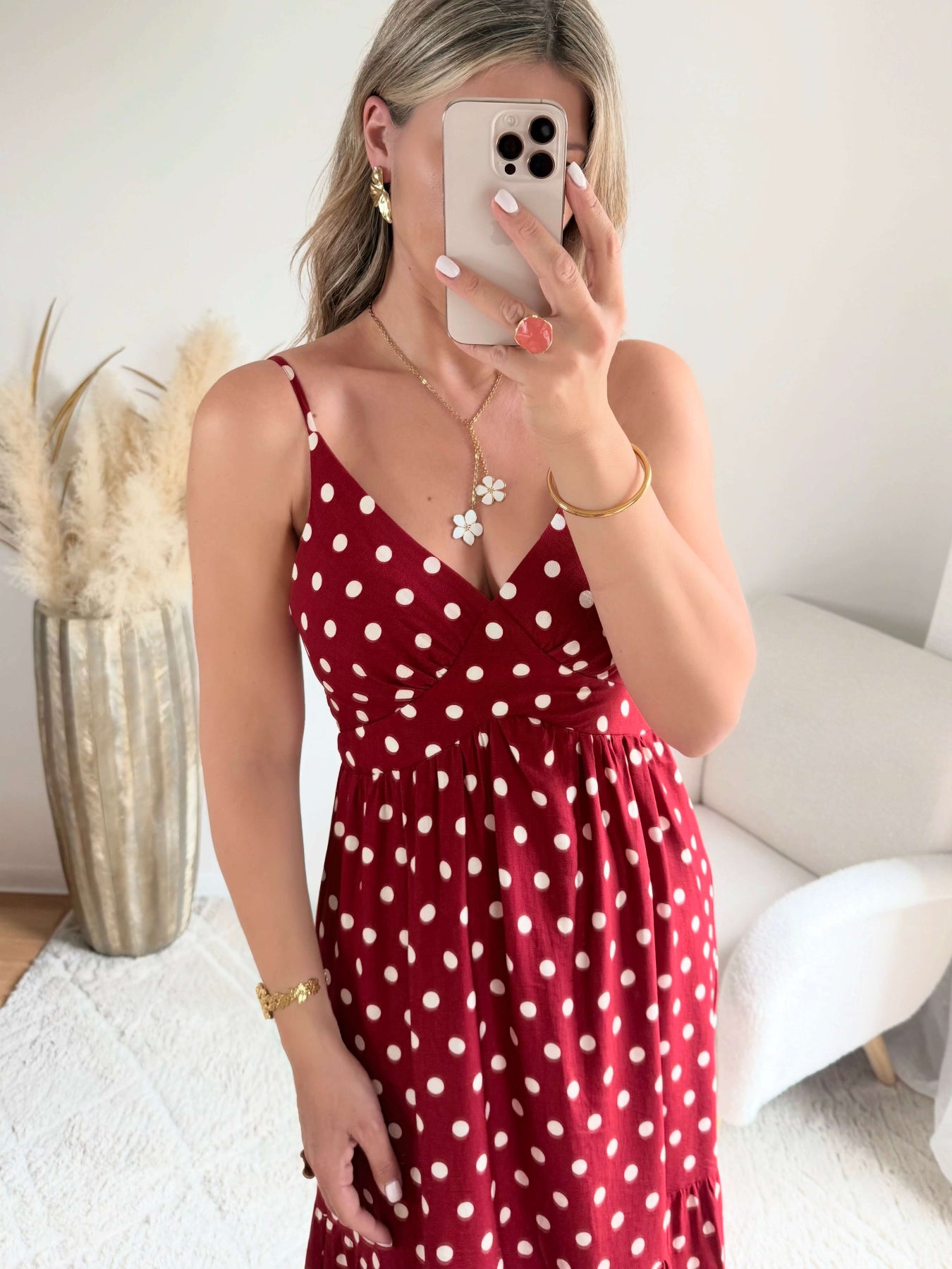 Robe longue Juliette bordeaux à pois blancs, décolleté en V, fines bretelles réglables et coupe fluide évasée.