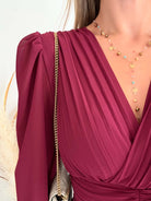 Femme portant la robe longue bordeaux Zoé à manches longues, décolleté cache-cœur et taille froncée.
